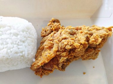Bir fast food restoranında pilav ve kızarmış tavuk resmi.
