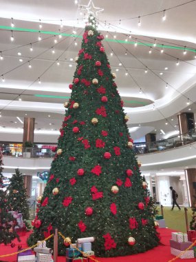Güney Jakarta, 28 Aralık 2023: Pondok Indah Alışveriş Merkezi 3 'teki Noel ağacı 