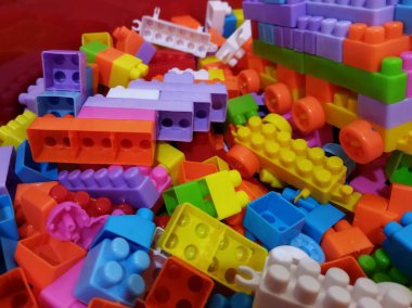 Kırmızı arkaplanı olan renkli plastik blok oyuncakları