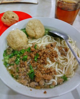 Kızarmış köfteli tavuk çorbası Endonezya mutfağı için ünlü bir yemektir. 