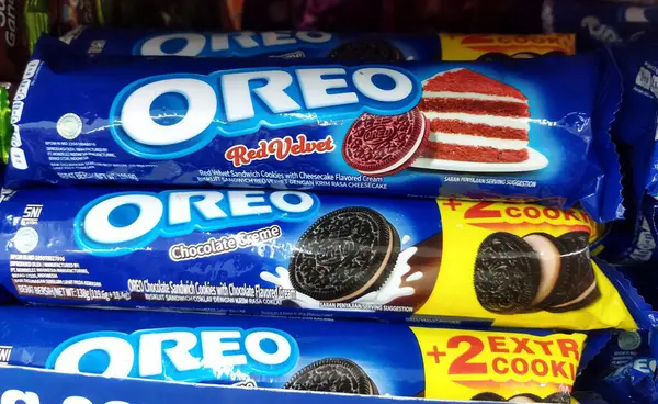 Jakarta, 26 Ocak 2024: Kırmızı kadife ve çikolata kremalı Oreo sandviçlerinin çeşitleri