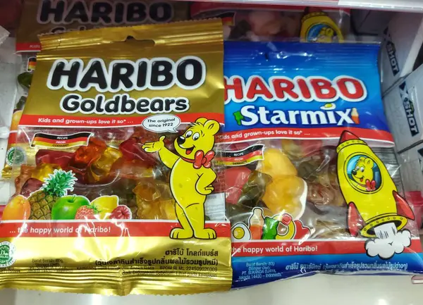 Jakarta, 22 Ocak 2024: Süpermarket vitrininde Haribo şekerlerinin çeşitliliği