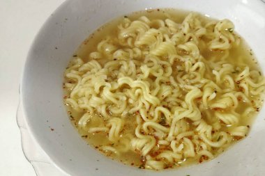 İzole edilmiş beyaz bir kasede hazır erişte çorbası.