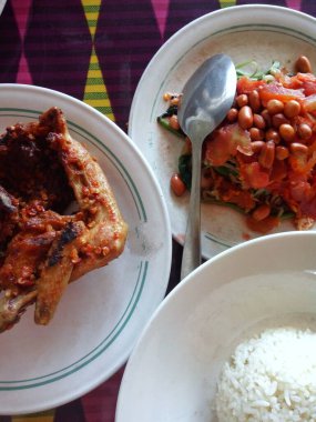 Ayam 'ın resmi veya Lombok' un Taliwang tavuğu.