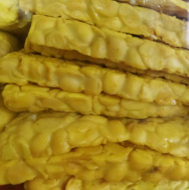 Kızarmış tavuk tezgahında tempeh kızartmaya hazırım. 