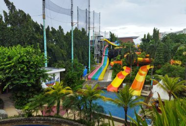 Jakarta 'da bir su parkında havuz ve slayt resmi.