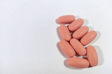 Beyaz arkaplanda izole edilmiş şeftali rengi tabletlerin resimleri