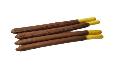 Beyaz arkaplanda izole çikolata çubukları