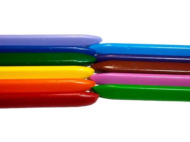 Renkli plastik boya kalemleri beyaz arka planda izole edilmiş, boyama ve çizim için. 