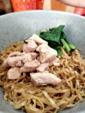 Mie Ayam 'ın fotoğrafı, Endonezya' da ünlü bir yemek, erişte, sebzeli tavuk. 