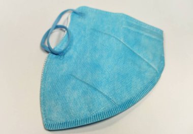 İnsanları kirlilikten veya virüs enfeksiyonundan korumak için beyaz arka planda izole edilmiş tıbbi maske