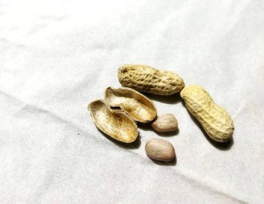 Fıstıklar beyaz arka planda izole edilmiş. Fındıklı ve soyulmuş. 