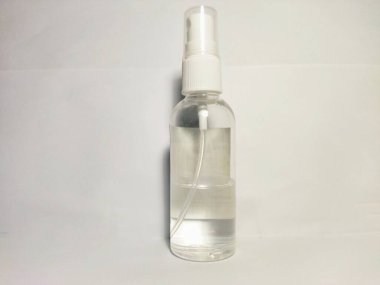 Beyaz arka planda izole edilmiş antiseptik sıvıyla sprey şişesi.