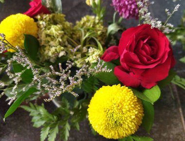 Renkli bir demet taze çiçek gül ve zinya aranjmanı.