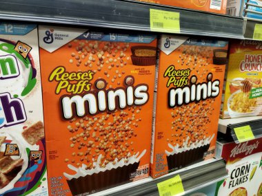 Jakarta, Endonezya - 20 Temmuz 2024: Reese 's Puffs Mini Kahvaltı Kutuları Süpermarket vitrininde