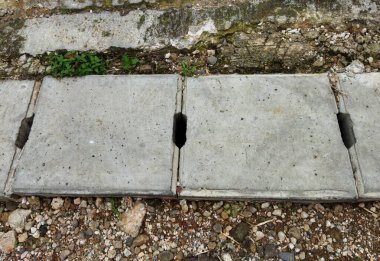 Gündüz vakti yol kenarındaki beton borular kapanıyor.
