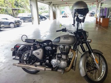 Jakarta, Endonezya - 31 Ağustos 2024: Royal Enfield motosiklet kaskı kapalı otoparkta park edilmiş
