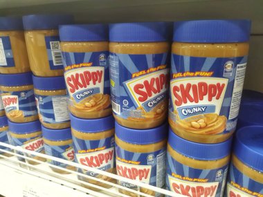 Jakarta, Endonezya - 7 Eylül 2024: Süpermarket vitrininde Chunky Fıstık Ezmesi markası