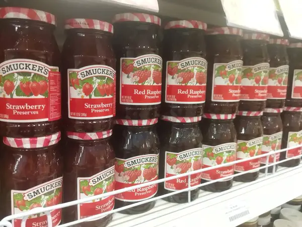 Jakarta, Endonezya - 7 Eylül 2024: Smucker 's reçelleri süpermarkette sergileniyor