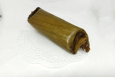 Lontong ya da pirinç keki, et ve sebzelerle dolu muz yaprağında pişmiş pirinçten yapılan geleneksel Endonezya yemeğidir.