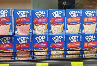 Jakarta, Endonezya - 2 Ekim 2024: Bir süpermarketin rafında farklı aromalı Pop Tart Kutuları