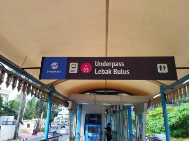 Jakarta, Endonezya - 15 Ekim 2024: Jakarta taşımacılığı, Transjakarta Altgeçidi Lebak Bulus otobüs durağı  