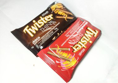 Jakarta, Endonezya, 21 Ekim 2024: Twister ince gofret ve çilek aromalı abur cubur paketleri beyaz arka planda