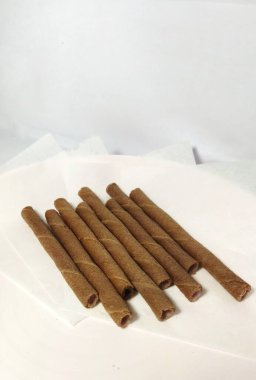 Beyaz arka planda izole edilmiş lezzetli çikolatalı gofretler. Yiyecek konsepti