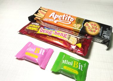 Jakarta, Endonezya - 4 Kasım 2024: Apetito, Beng beng ve Mini Bit gibi abur cubur ve çikolata