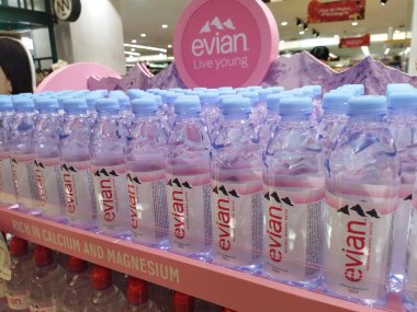 Jakarta, Endonezya - 13 Aralık 2024: Evian Su Doğal Su Şişeleri Jakarta 'daki süpermarkette sergileniyor