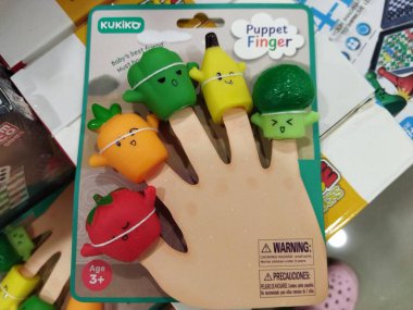 Jakarta, Endonezya - 21 Aralık 2024: Garmedia kitap dükkanında sergilenen Kukiko Fruit Finger Kukla Sebzeleri