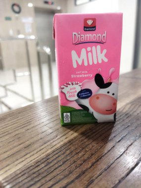 Cakarta, Endonezya - 21 Aralık 2024: Ahşap bir masa üzerinde bir paket Diamond Milk çilek aromalı 125 ml