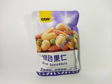 Jakarta, Endonezya - 2 Ocak 2024: Kam Yuen Karışık Fasulye ve Fındık Paketi, Çin malı, beyaz üzerine izole edilmiş