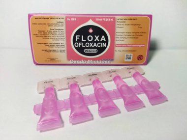 Jakarta, Endonezya - 24 Ocak 2025: Bir paket Cendo Ofloxacin minidose göz damlası beyaz üzerine izole edildi