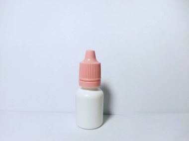 Pembe şapkalı küçük beyaz bir şişe. Genellikle göz damlaları için kullanılır.