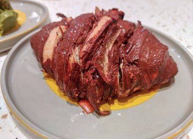 Taze pişmiş çikolatalı kruvasan ve bol miktarda siyah çikolata.