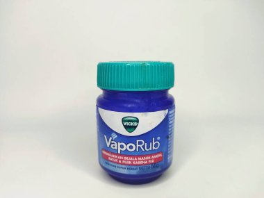 Jakarta - 26 Ocak 2025: Bir kap Vicks Vapurob marka, beyazlar üzerinde izole edilmiş.