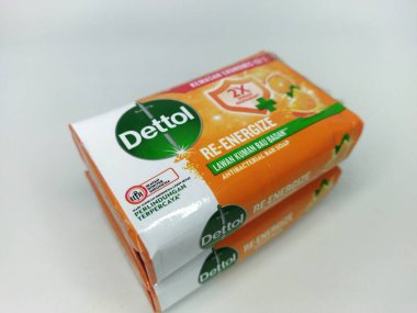 Jakarta - 26 Ocak 2025: Dettol bar sabununa enerji verin, beyaz arka planda izole edilmiş. Dettol, Reckitt tarafından işletilen bir markadır.