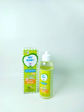 Jakarta - 12 Nisan 2025: Bir kutu ve bir şişe My Baby Minyak Telon Plus Eucalyptus, bir bebek bakım ürünü