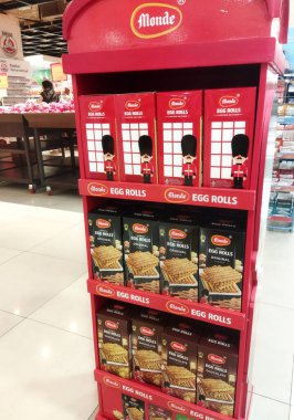 Jakarta - 21 Haziran 2025: Bir süpermarkette Monde Egg Rolls standı, İngiliz muhafız ambalajlı sınırlı sayıda üretilmiş