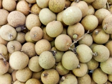 Taze, tatlı Longan meyveleri satılık.