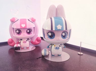 Jakarta - 27 Eylül 2025: Pembe ve mavi renkli yarış kasklı büyük çizgi film maskotları Hyundai kampanyasını temsil ediyor