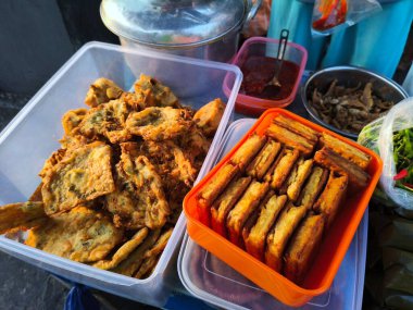 Geleneksel Endonezya usulü kızarmış atıştırmalıklar, kızarmış tofu ve Gabin atıştırmalıkları, sokak satıcıları tarafından satılıyor.