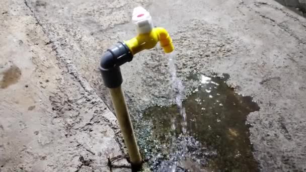 Вода Виходить Крана Води Вода Життєво Важлива Потреба Людини Тече — стокове відео
