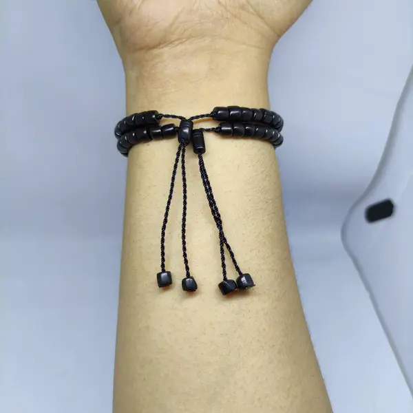 Zwarte Doos Vormige Kaokah Gebed Kralen Armbanden Gedragen Aan Rechterkant — Stockfoto
