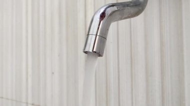 Banyodaki musluktan akan su, 4K.