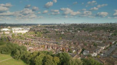 Alexandra Sarayı 'ndan Hornsey ve Crouch End' e bakın. Güneşli bir gün, küçük bulutlar, teraslı evler. Kamera yavaşça Highgate 'e doğru dönüyor. Geniş 16x9 görünüm oranı.