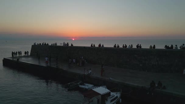 在塞法卢西西里的老港口 最后一缕夕阳西下的余晖映入眼帘 映入眼帘 船只停泊 黄昏时美丽的阳光 16X9广角 — 图库视频影像
