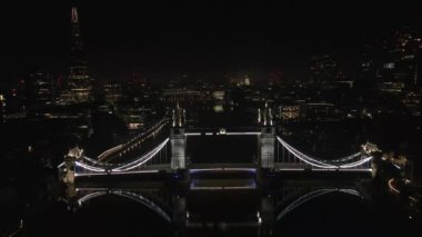 Gece Londra 'daki Tower Köprüsü. Arka planda Aziz Paul Katedrali var. Yüksek statik geniş açı 16x9 (manzara). Thames Nehri 'nde Yansımalar.