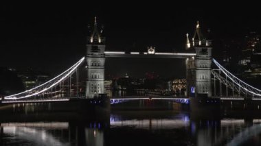 Gece Londra 'daki Tower Köprüsü. Arka planda Aziz Paul Katedrali var. - Evet. Thames Nehri 'ndeki yansımalar. 16x9 geniş açı
